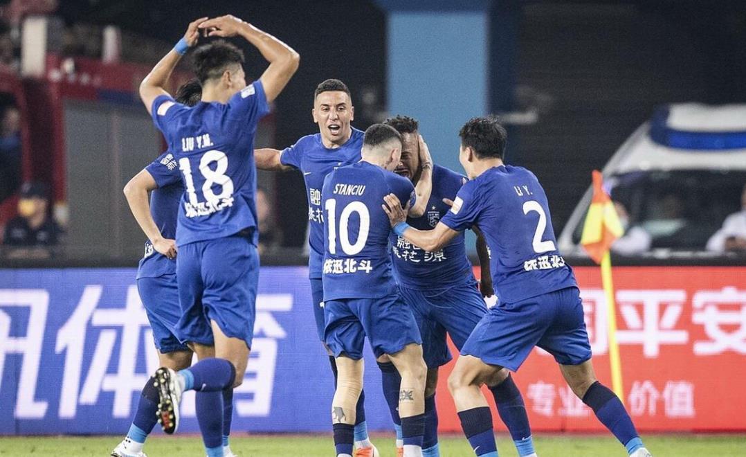 武汉三镇发布备战花絮，今夜门线救险，葡超任务艰巨，轮换策略成焦点 