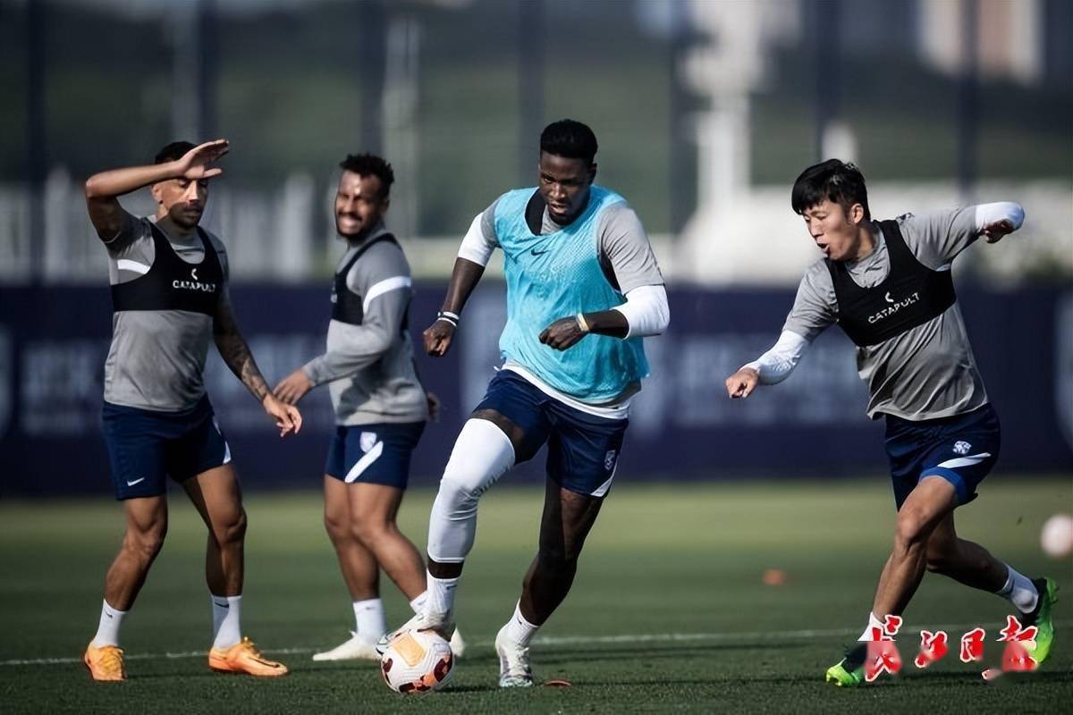 拜仁慕尼黑训练开放日，转会期防线松动引欢呼，CBA季后赛在即，轮换策略成焦点的简单介绍